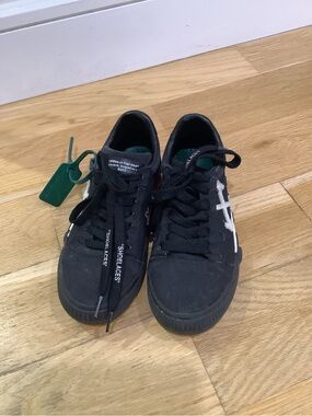 Off-White Black Low-Top Sneakers with White Arrow Detail